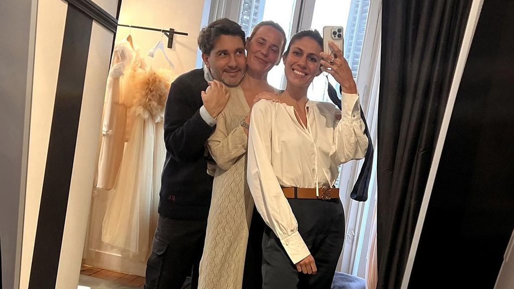La felicidad de Ana Cristina Portillo al probarse su vestido de novia en presencia de su hermana Claudia