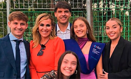 Fernando Morientes, feliz en la graduación de la tercera de sus cuatro hijos