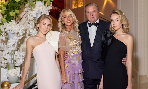 La realeza se da cita en Cannes: el príncipe Carlos de Borbón-Dos Sicilias acude con su familia
