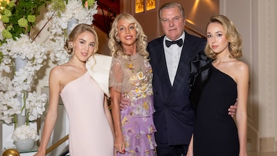 La realeza se da cita en Cannes: el príncipe Carlos de Borbón-Dos Sicilias acude con su familia