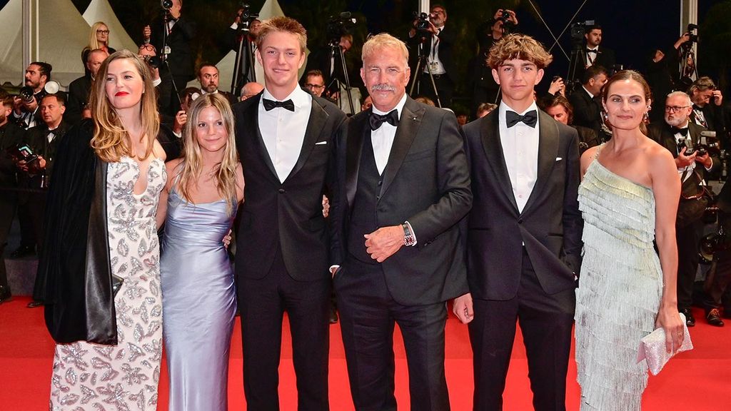¡Casi pleno! Kevin Costner posa con cinco de sus siete hijos en Cannes