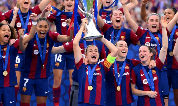 ¡Las chicas del Barça ganan otra Champions! Locura durante la celebración y la felicitación de Messi
