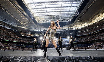 Así hemos vivido mis hijas 'swifties' y yo el primer concierto de Taylor Swift en el Santiago Bernabéu
