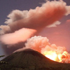 Miles de personas huyen tras la erupción del volcán Lokon en Indonesia