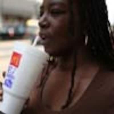 Nueva York prohíbe la venta de refrescos de gran tamaño para evitar la obesidad