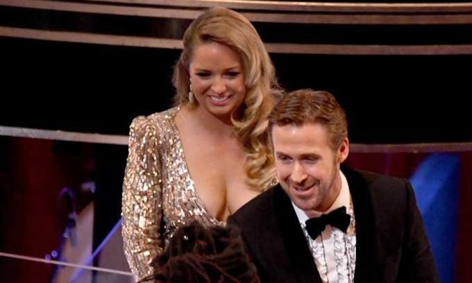 Ryan Gosling, en los Oscar con una 'misteriosa' rubia... ¿dónde estaba Eva Mendes?