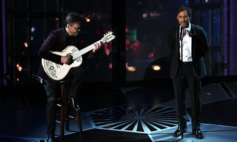 Gael García Bernal cantando la banda sonora de 'Coco', la actuación que divide las redes sociales
