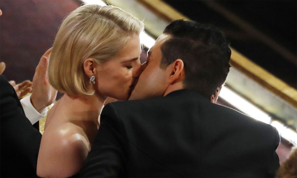 El romántico mensaje de Rami Malek a su novia Lucy Boynton al recoger el Oscar: 'Has capturado mi corazón'