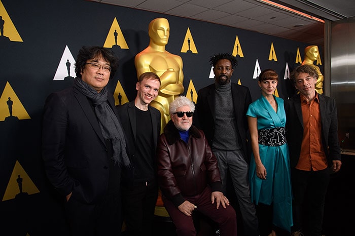 Almodóvar junto a los candidato a mejor película internacional en la sede de la Academia en Beverly Hills