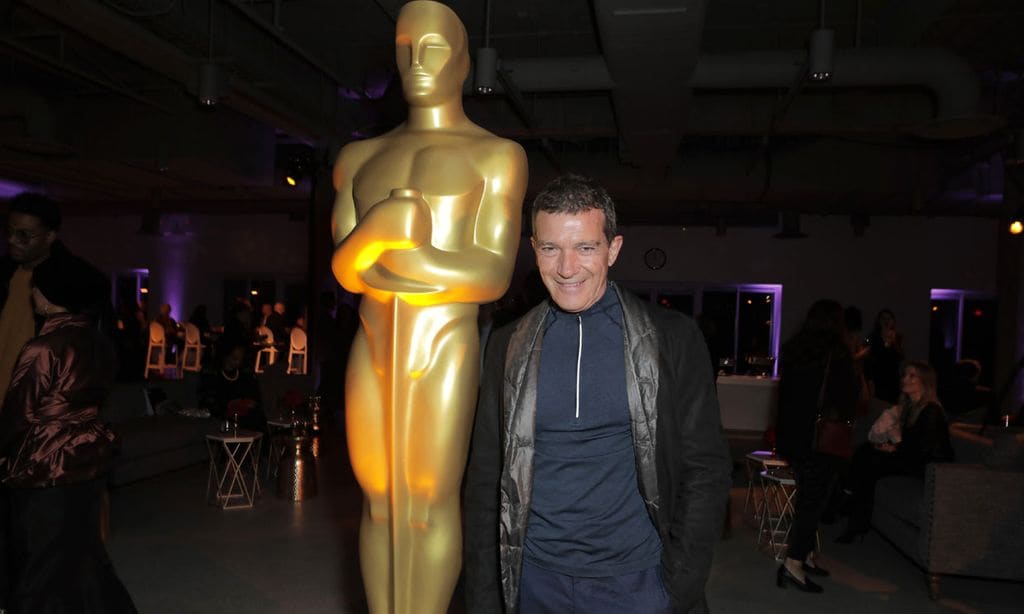 Así vive Antonio Banderas la horas previas a los Oscar en compañía de otras estrellas