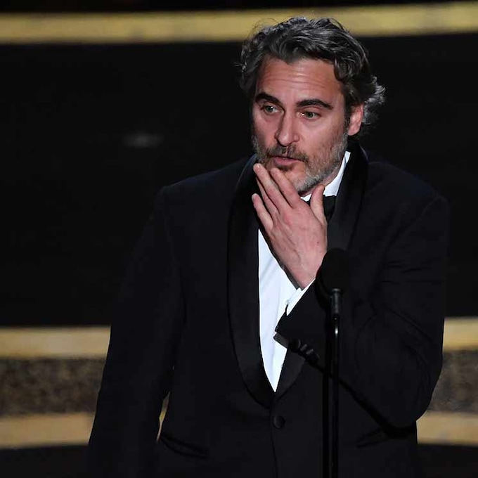 Joaquin Phoenix recuerda a su hermano fallecido al recoger el Oscar