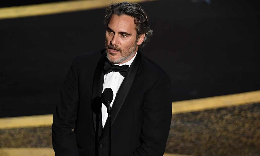 Joaquin Phoenix recuerda a su hermano fallecido al recoger el Oscar