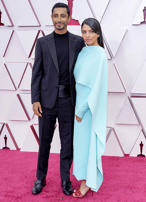 Riz Ahmed junto a su pareja en los Oscars