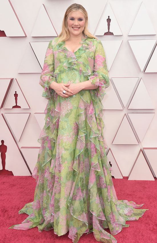 Emerald Fenell con vestido de volantes en los premios Oscar 2021