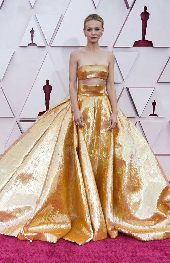 Carey Milligan con dos piezas dorado en los Oscar