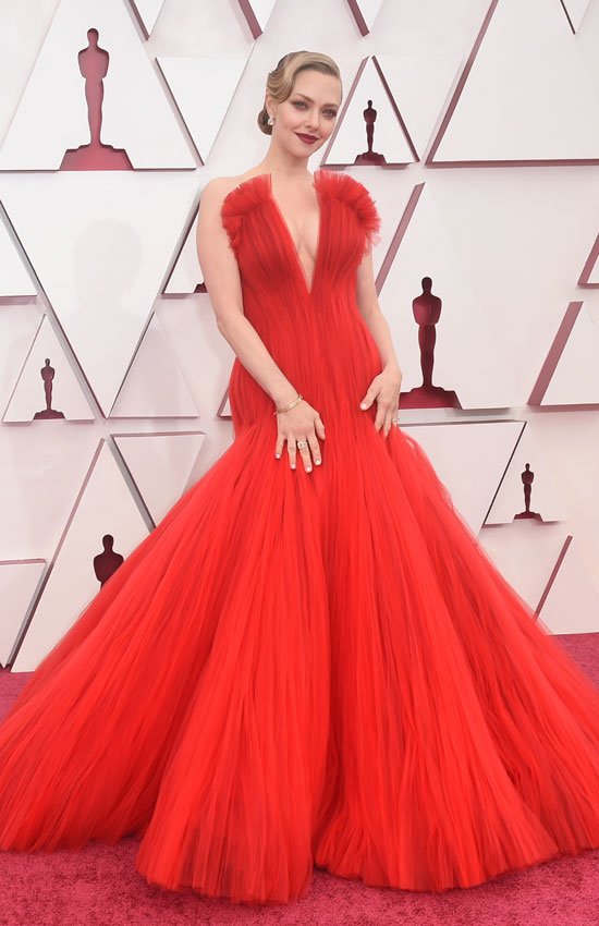 Amanda Seyfried con vestido rojo de Armani
