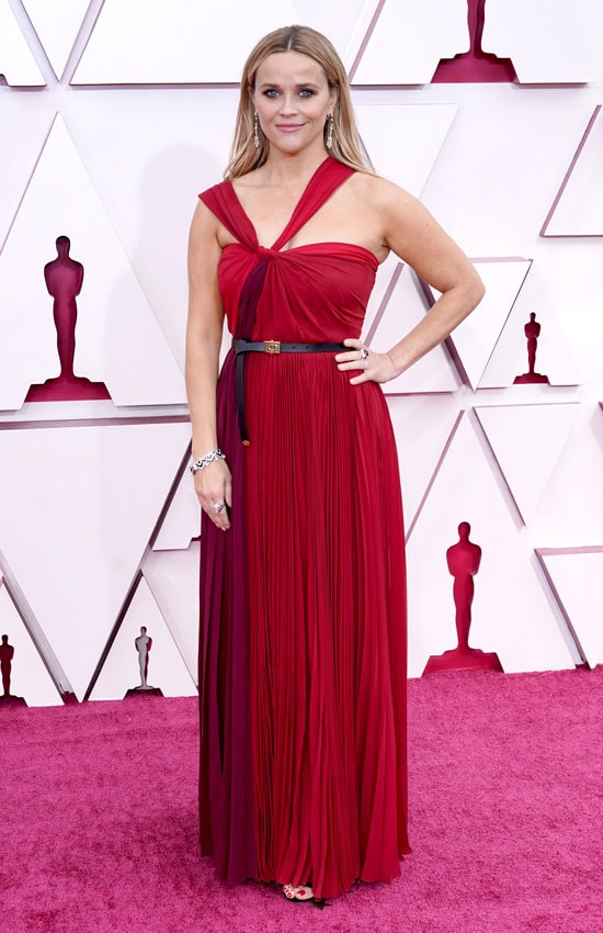Reese Witherspoon con vestido rojo en los Premios Oscar 2021