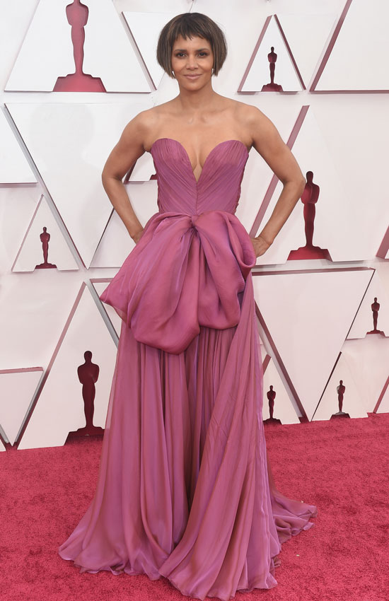Halle Berry con vestido morado en los Oscar 2021
