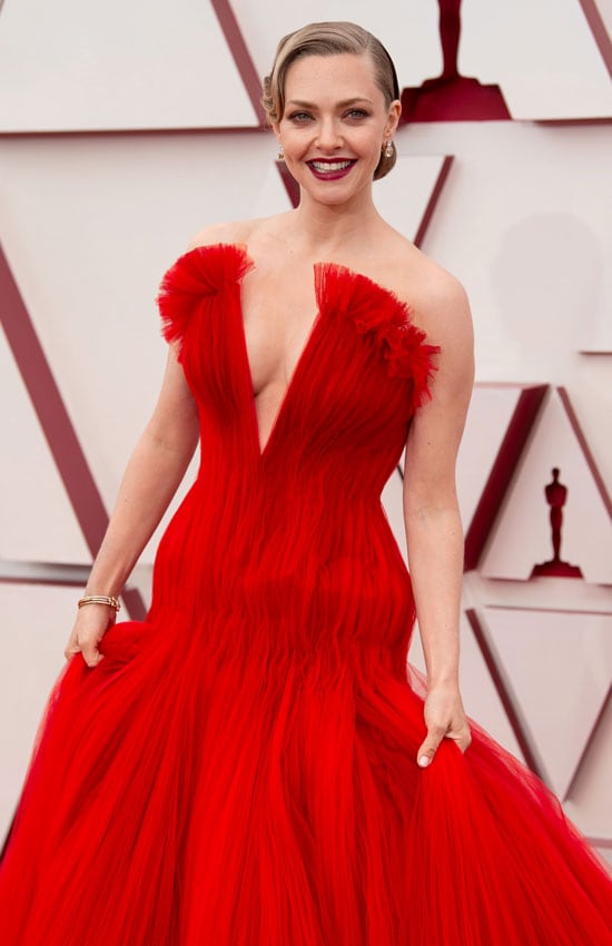 Amanda Seyfried con vestido rojo de Armani en los Premios Oscar 2021