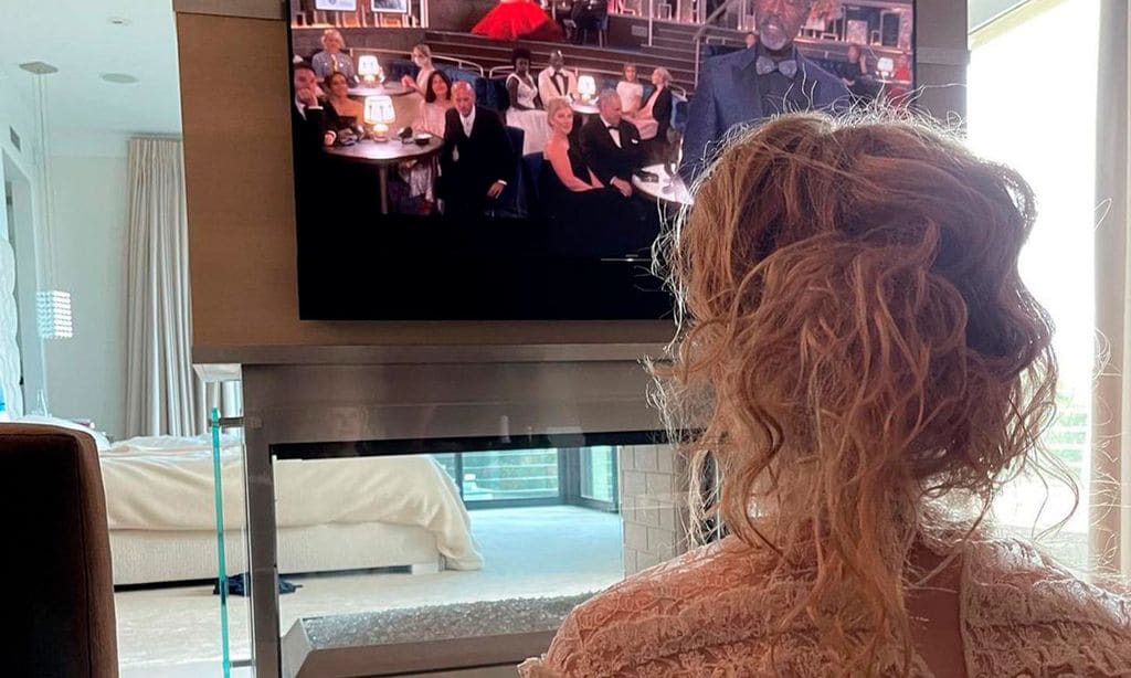 Del 'glamour' de Hollywood al pijama y el sofá: así han vivido las 'celebrities' los Oscar desde casa
