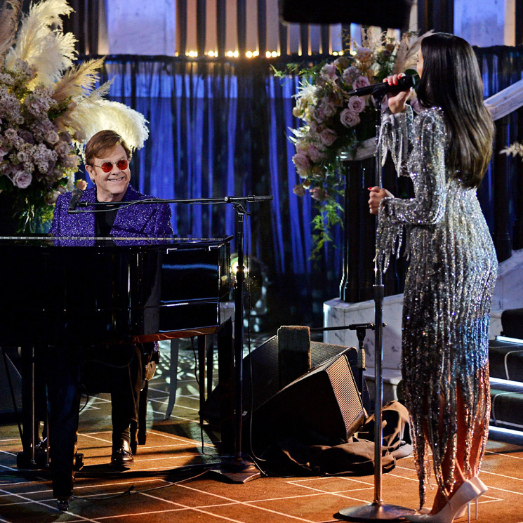 Lady Gaga, Dua Lipa y Elizabeth Hurley 'salvan' a Elton John en su fiesta de los Oscar más atípica