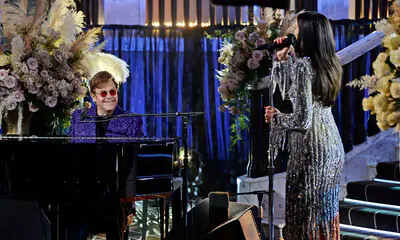 Lady Gaga, Dua Lipa y Elizabeth Hurley 'salvan' a Elton John en su fiesta de los Oscar más atípica