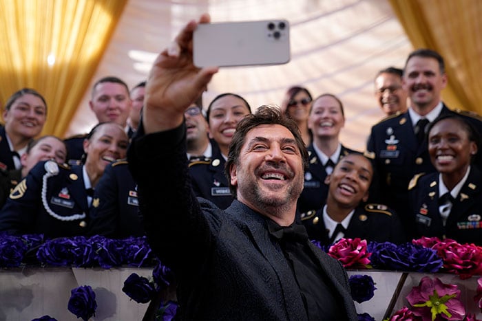 Javier Bardem, feliz haciéndose un selfie en los Oscar