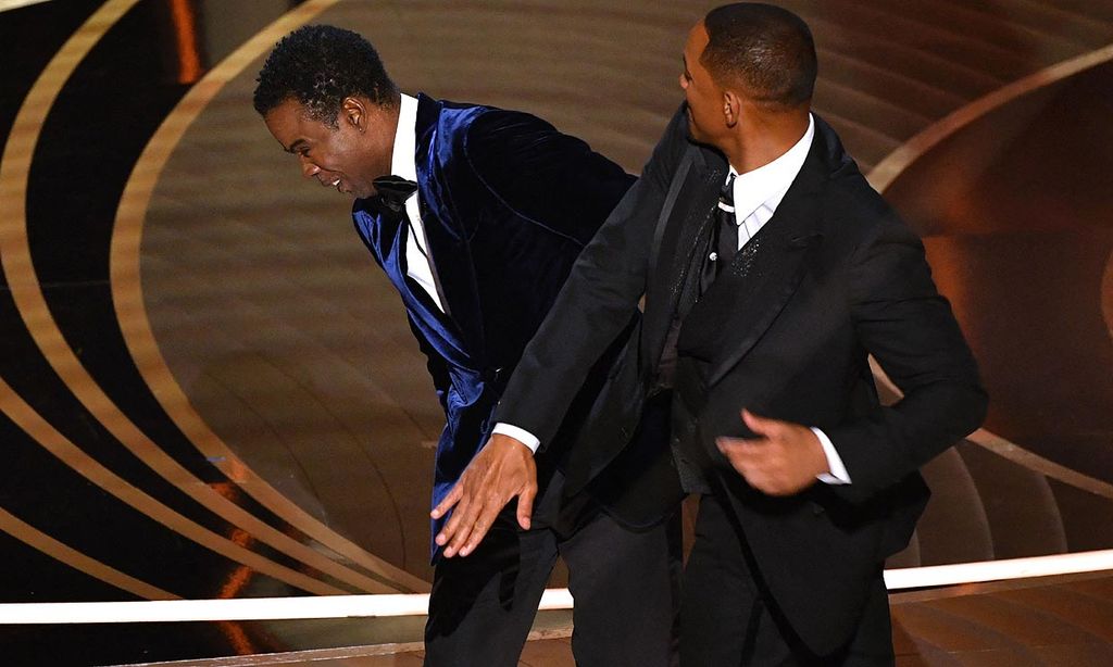 Will Smith pegando a Chris Rock