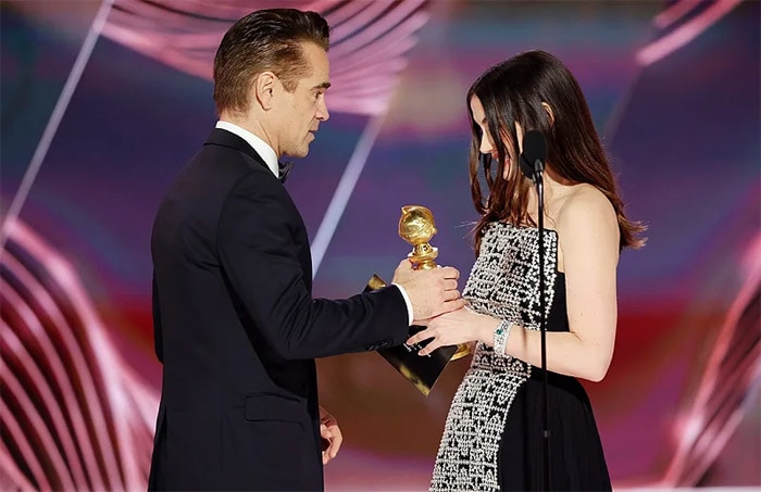 Ana de Armas entrega un Globo de Oro a Colin Farrell