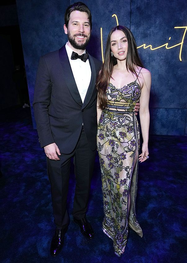Ana de Armas junto a su novio, Paul Boukadakis, en una fiesta de los Oscar