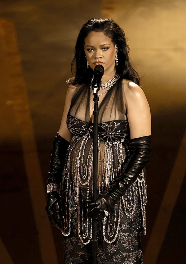 Rihanna actúa embarazada en los Oscar