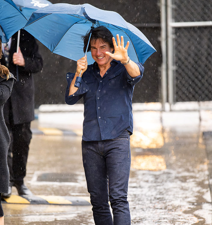 Tom Cruise caminando bajo la lluvia