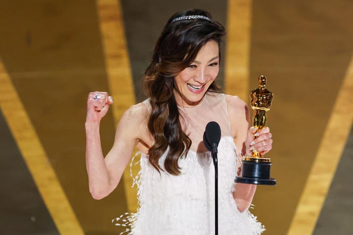 Michelle Yeoh recoge el Oscar