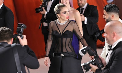El vídeo viral de Lady Gaga, al rescate de un fotógrafo que se tropieza en plena alfombra en los Oscar