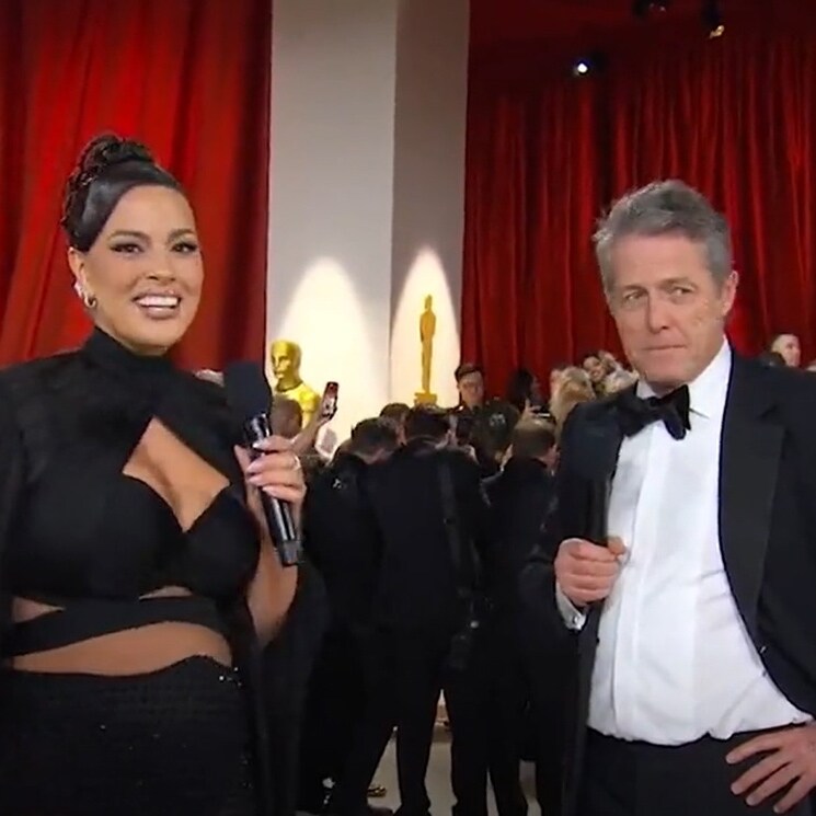 El incómodo momento de Hugh Grant y la modelo Ashley Graham que se ha hecho viral