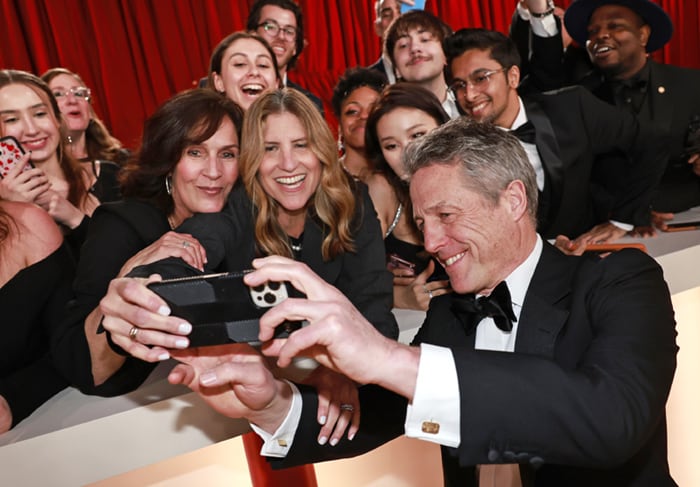 Hugh Grant, aclamado por los fans a su llegada a los Oscar