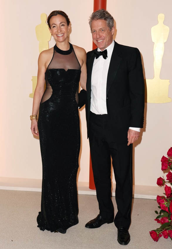 Hugh Grant y su pareja Anna Eberstein posando en los Oscar 2023