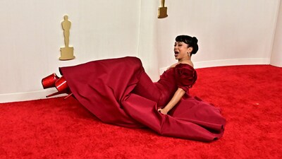 La aparatosa caída de la actriz Liza Koshy en los premios Oscar