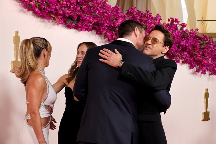 Robert Downey Jr. y su mujer Susan saludando a Chris Hemsworth y Elsa Pataky