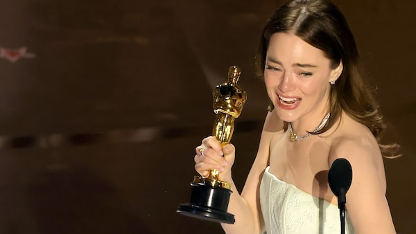 Emma Stone en los Oscars 2024 no pudo evitar las lágrimas