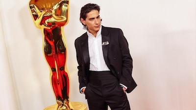 Enzo Vogrincic luce un misterioso accesorio en la alfombra roja de los Oscar que ha emocionado a sus fans