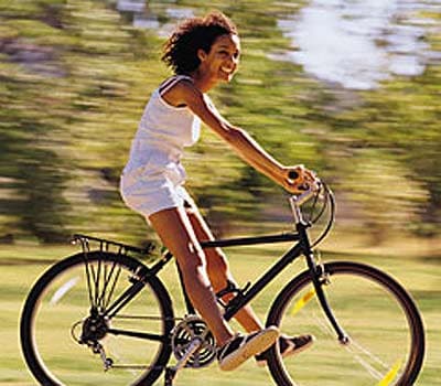 Montar en bici: el mejor ejercicio para mantener en forma las piernas y glúteos