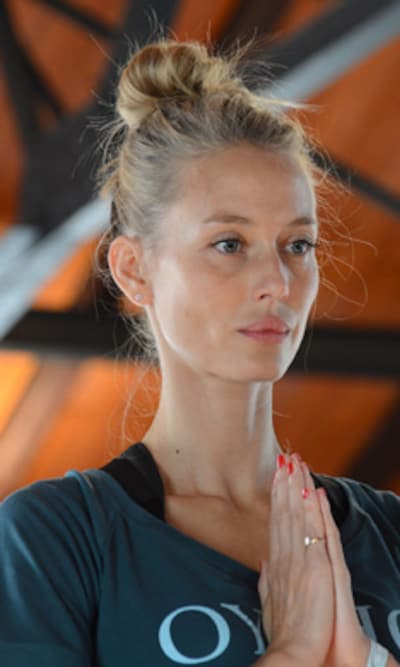 Lección de yoga con Vanesa Lorenzo (sin Carles Puyol)