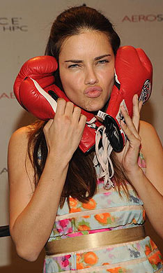 Consigue el cuerpo 10 de Adriana Lima practicando boxeo en casa