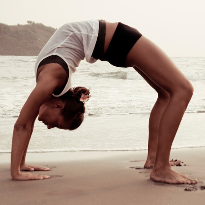 Las posturas de yoga que más te harán sudar