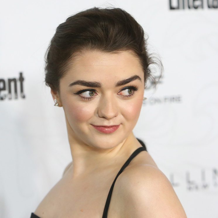 Siete peinados fáciles para melenas 'midi' inspirados en Maisie Williams