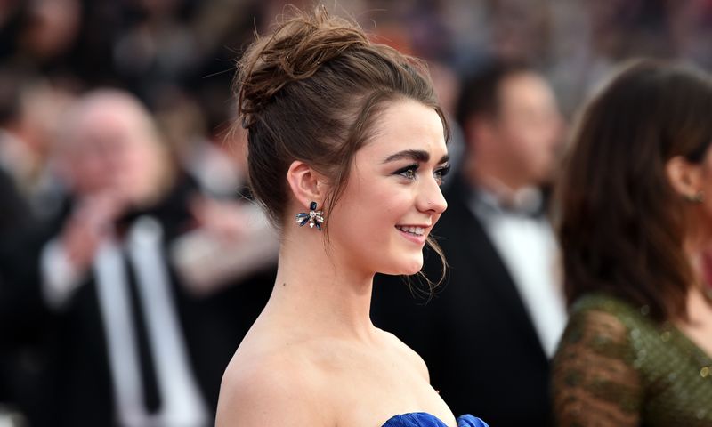 Tres recogidos fáciles para bodas de verano inspirados en Maisie Williams
