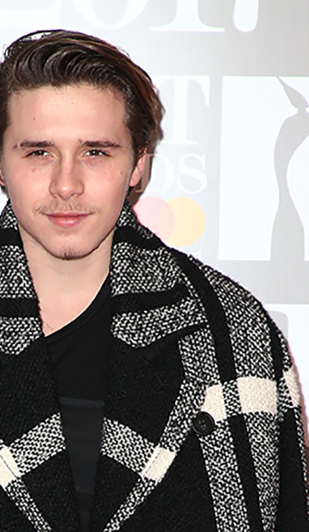 ¿Seguirá la senda de su padre? Brooklyn Beckham empieza a 'jugar' con el peine