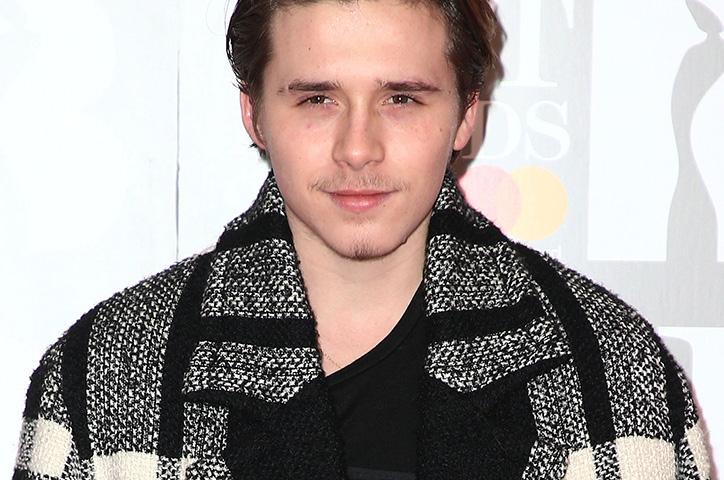 ¿Seguirá la senda de su padre? Brooklyn Beckham empieza a 'jugar' con el peine