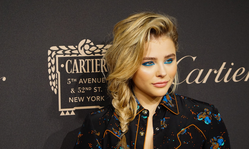 ¿Ojos azules? Saca todo el partido a tu mirada con estos 3 maquillajes de Chloë Grace Moretz